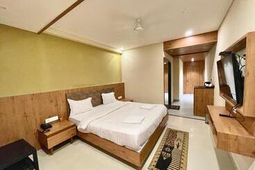 هتل Rockbay ! Puri, Swimming Pool Lift And Parking Facility Near Sea Beach & Temple Breakfast Included