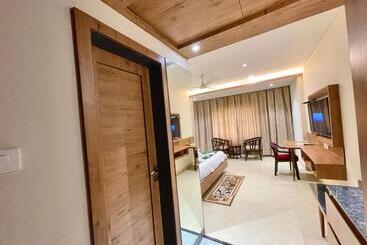 هتل Rockbay ! Puri, Swimming Pool Lift And Parking Facility Near Sea Beach & Temple Breakfast Included