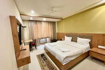 هتل Rockbay ! Puri, Swimming Pool Lift And Parking Facility Near Sea Beach & Temple Breakfast Included