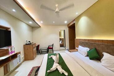 هتل Rockbay ! Puri, Swimming Pool Lift And Parking Facility Near Sea Beach & Temple Breakfast Included
