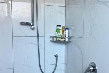 پانسیون 4 Beds Including 2 Double Beds, 1 Single Bed, And 1 Double Sofa Bed In A Small 1 Bedroom And 1 Loung