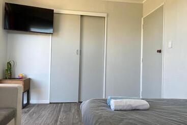 پانسیون 4 Beds Including 2 Double Beds, 1 Single Bed, And 1 Double Sofa Bed In A Small 1 Bedroom And 1 Loung