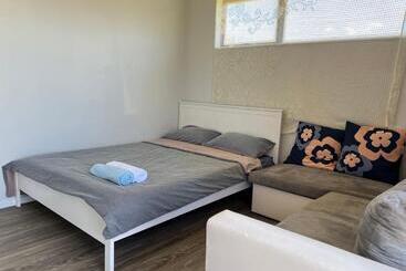پانسیون 4 Beds Including 2 Double Beds, 1 Single Bed, And 1 Double Sofa Bed In A Small 1 Bedroom And 1 Loung