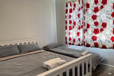 پانسیون 4 Beds Including 2 Double Beds, 1 Single Bed, And 1 Double Sofa Bed In A Small 1 Bedroom And 1 Loung