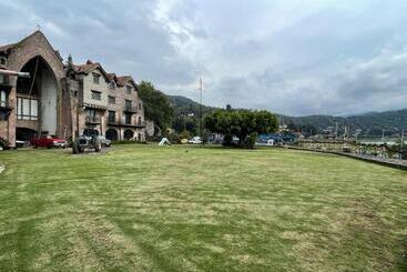 Vive En Un Castillo En Valle De Bravo