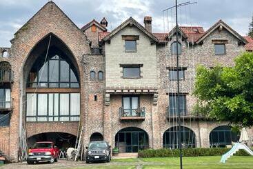 Vive En Un Castillo En Valle De Bravo
