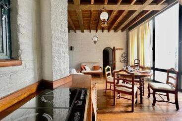 Vive En Un Castillo En Valle De Bravo