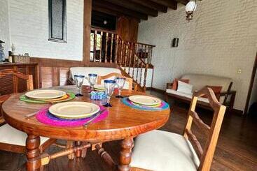 Vive En Un Castillo En Valle De Bravo