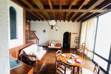 Vive En Un Castillo En Valle De Bravo