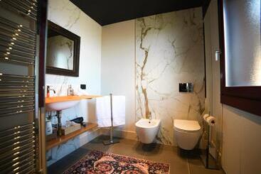 تختخواب و صبحانه Castello Di Perno Foresteria, Winery & Rooms