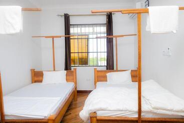 تختخواب و صبحانه Mangi Mangi Accomodation