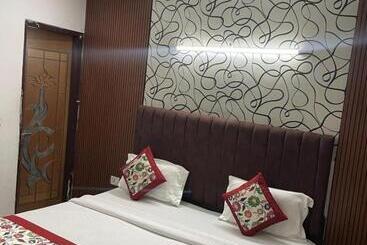 住宿加早餐  Franklein Suites At Delhi Airport