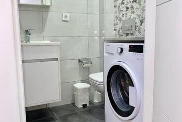 Flat In The Middle Of İsti̇klal