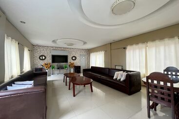هتل Dinah S Tourist Inn