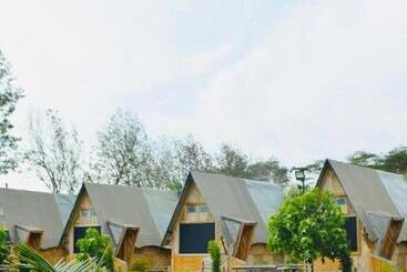 هتل Kentwood Cabins And Camp