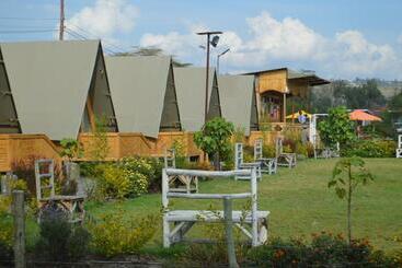 هتل Kentwood Cabins And Camp