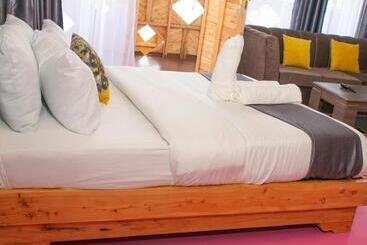 هتل Kentwood Cabins And Camp
