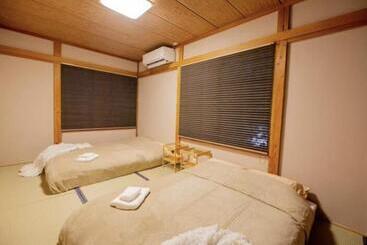 هتل Yuzawa Onsen Lodge 1min To Lift House