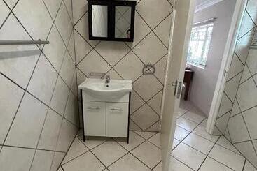 پانسیون 9 Wena Ave Guesthouse