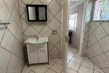 پانسیون 9 Wena Ave Guesthouse