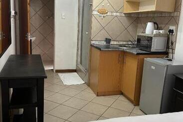 پانسیون 9 Wena Ave Guesthouse