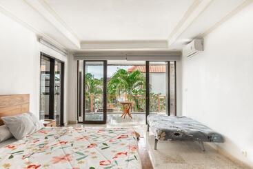 پانسیون Large Room With Pool Walking Distance To Beach