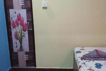 پانسیون Savitri Guest House