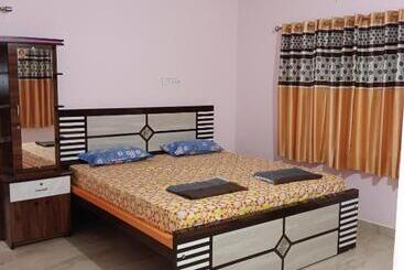 پانسیون Savitri Guest House