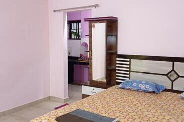 پانسیون Savitri Guest House