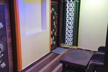 پانسیون Savitri Guest House