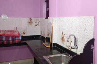 پانسیون Savitri Guest House