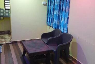 پانسیون Savitri Guest House