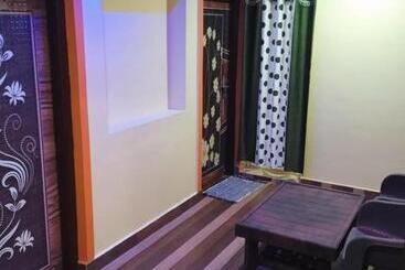 پانسیون Savitri Guest House