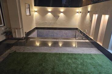 The Lodgers Boutique Hotel Near India Expo Centre & Mart Greater Noida