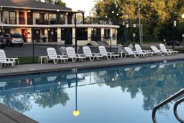 هتل Amber S Inn & Suites