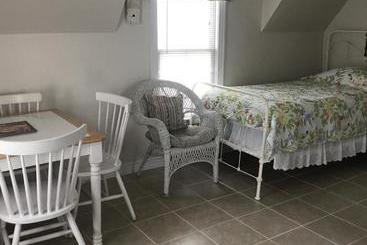 هتل Angie's Guest Cottage