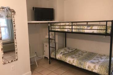 هتل Angie's Guest Cottage