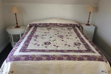 هتل Angie's Guest Cottage