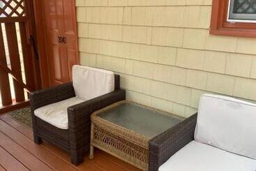هتل Angie's Guest Cottage