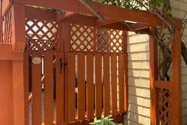 هتل Angie's Guest Cottage