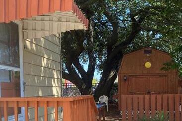 هتل Angie's Guest Cottage
