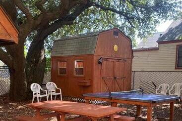 هتل Angie's Guest Cottage