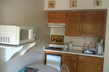 هتل Angie's Guest Cottage