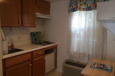 هتل Angie's Guest Cottage