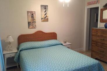 هتل Angie's Guest Cottage