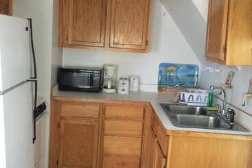 هتل Angie's Guest Cottage