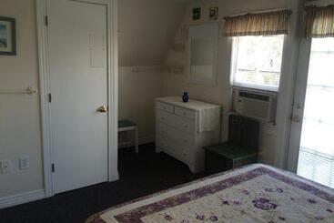 هتل Angie's Guest Cottage