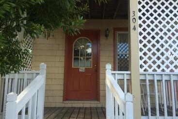 هتل Angie's Guest Cottage