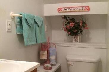هتل Angie's Guest Cottage