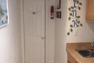 هتل Angie's Guest Cottage